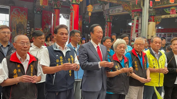 郭台銘到平鎮褒忠祠參拜。張沛森攝