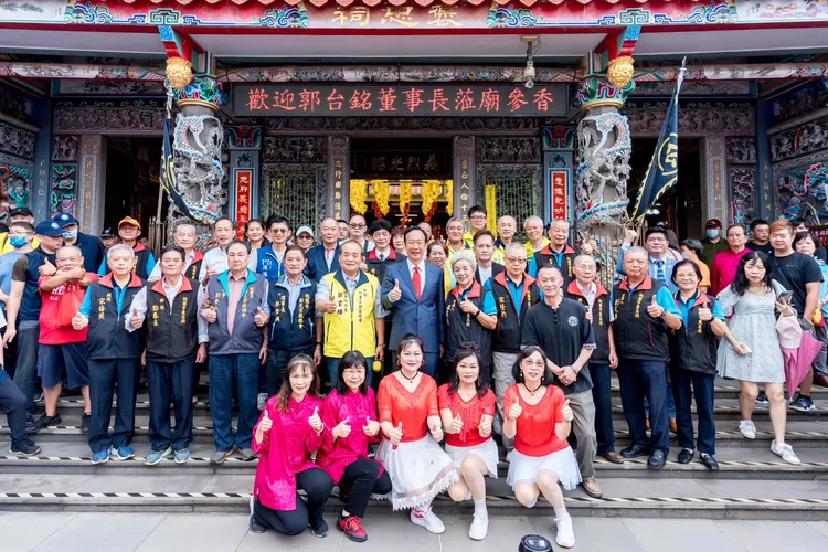 郭台銘今天到平鎮褒忠祠參香。翻攝畫面