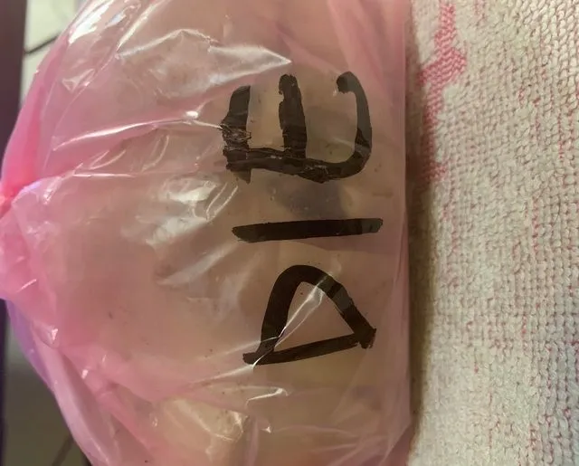 網友點外送餐，包裝上被寫上大大的「DIE」。取自PTT八卦版