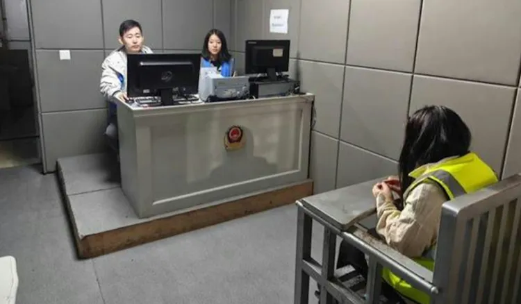 警方在調查審理中，素顏靚妹女警（中）意外成了亮點。翻攝微博/上海警局
