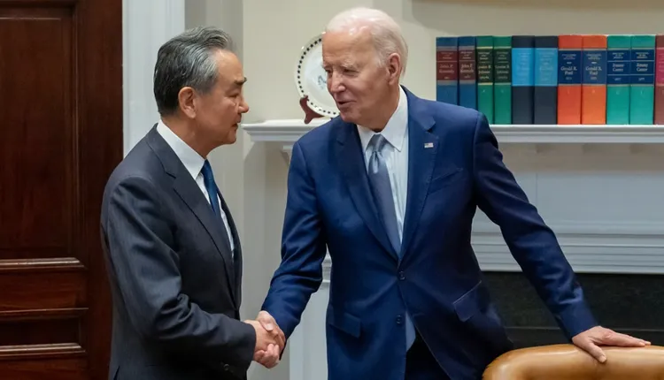 美國總統拜登（右）接見中國外交部長王毅（左）。翻攝X@WhiteHouse
