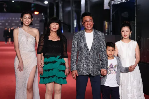 米可白下半身性感出擊 緊張摸該邊被警告