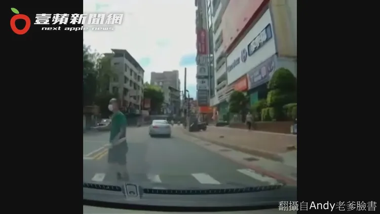 汽車駕駛人冷靜應對綠衣男怪異行徑，等到他跳近馬路中央後，才快速從他身後加速通過。翻攝自Andy老爹臉書