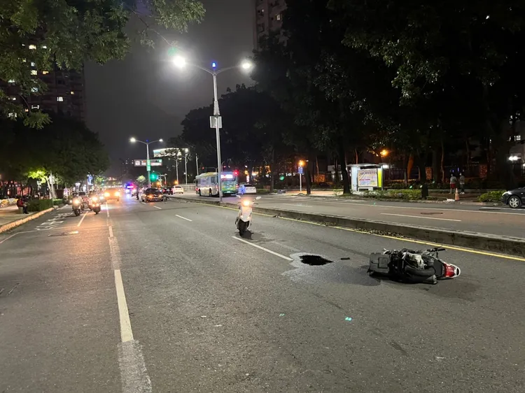 機車逆向行駛撞上汽車，造成1死1傷。翻攝畫面