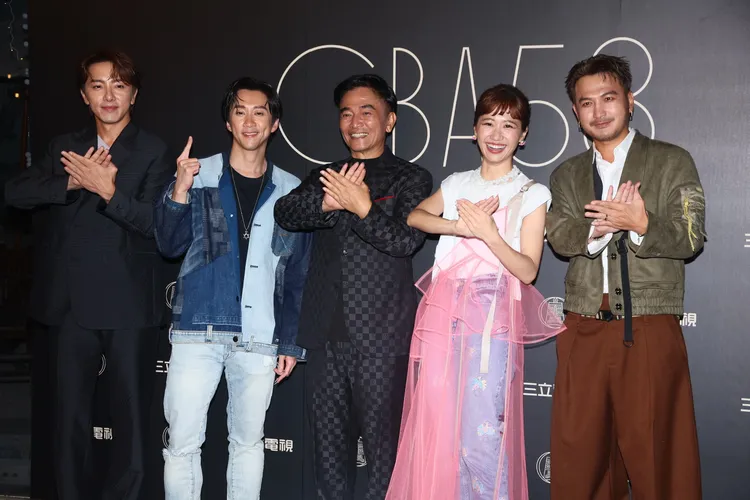 坤達（左起）、陳漢典、吳宗憲、Lulu和KID參加慶功宴。彭欣偉攝