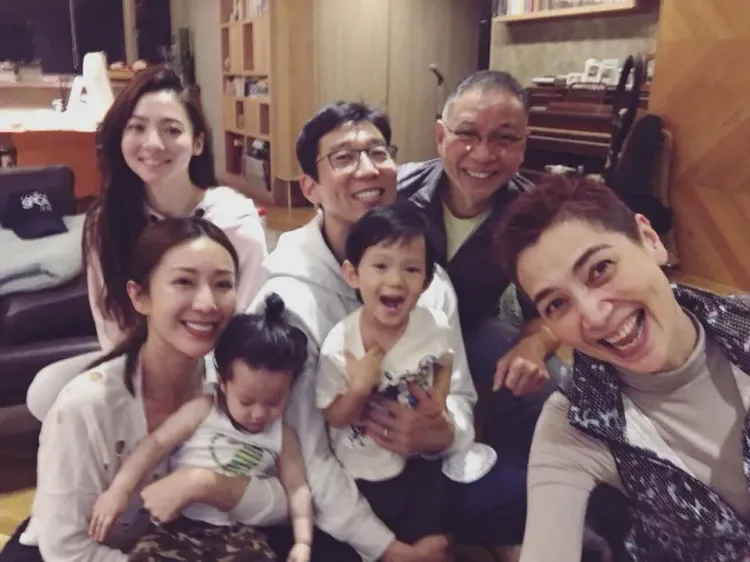 賴佩霞(右)參選，媳婦隋棠(左前)、女兒謝沛恩(左後)事先都不知。圖為家族合照，取自隋棠臉書