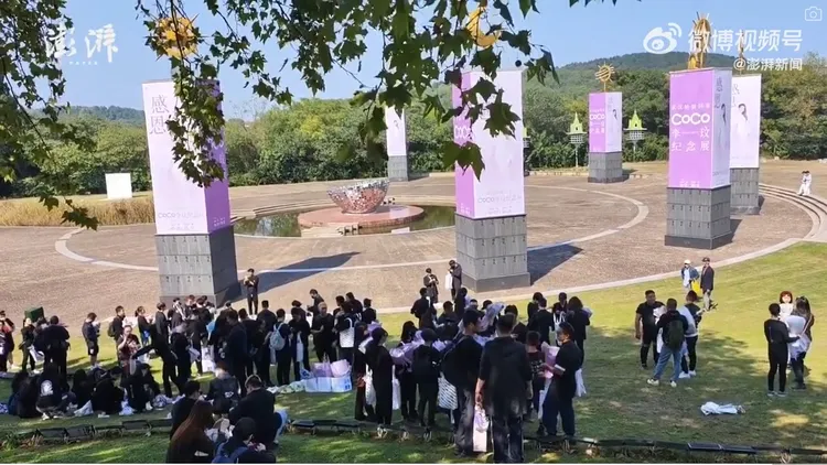 眾多歌迷穿黑衣捧鮮花前來悼念。翻攝澎湃新聞微博