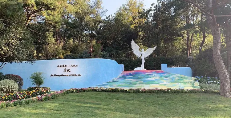 李玟在武漢墓園的紀念園區。翻攝芒果撈小萌主微博