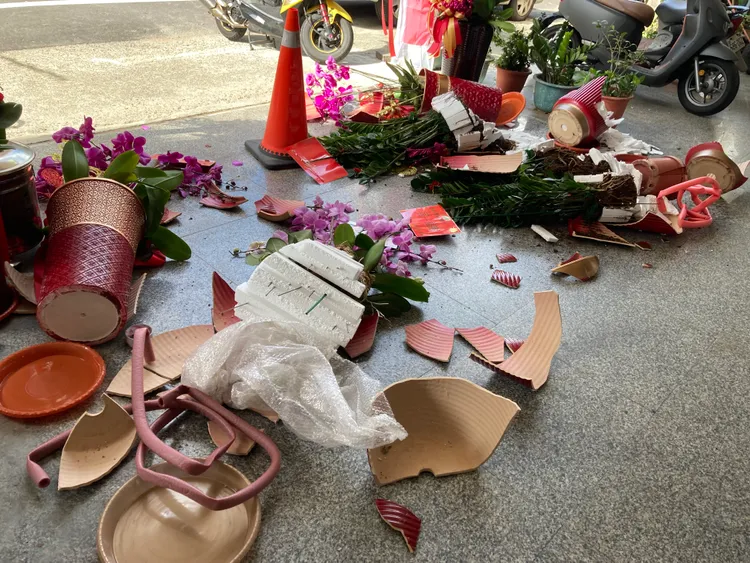 現場盆栽倒地、碎片四散，一片凌亂。民眾提供