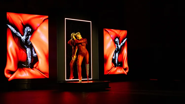 Viktoria Modesta穿上結合「標誌性窩釘義肢」的特製鞋款。品牌提供