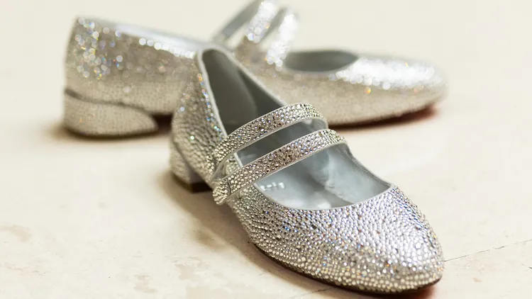 MISS JANE系列布滿閃亮水晶展現奢華氛圍。品牌提供