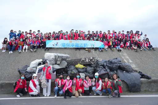 台新號召逾百名志工淨灘　守護珍貴觀新藻礁