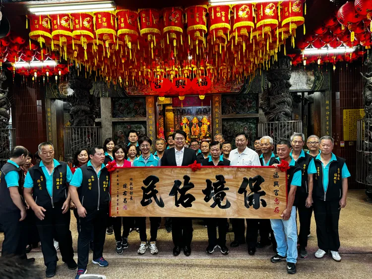 林右昌到台中為2家廟宇贈匾。民眾提供