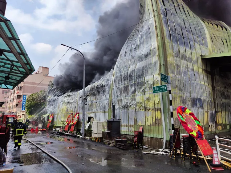 嘉義市泰山三街竹筷工廠倉儲今日上午火警，濃煙沖天。翻攝畫面
