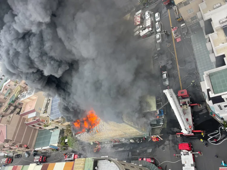 嘉義市泰山三街竹筷工廠倉儲今日上午火警，濃煙沖天。翻攝畫面