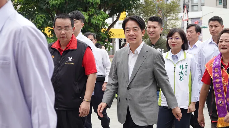 賴清德上午9點半率先抵達賀聖宮。彭欣偉攝