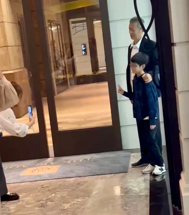 小鬼黃鴻升外甥跟外公合照後開心跳躍。特勤中心攝