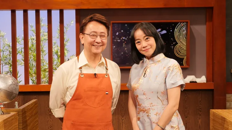 范瑞君(右)接受李四端(左)專訪,秒進入角色狀況《額外旅程》飆淚。MOMOTV提供