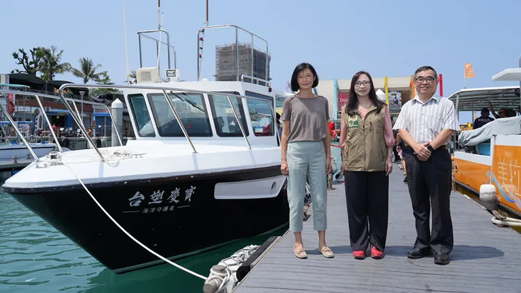 台塑集團創辦人王永慶三房長女王瑞華（左）。翻攝自慶寶勤勞基金會官網