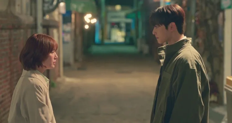 朴圭瑛（左）劇中藉酒壯膽，把車銀優錯認成李玹雨。翻攝friDay影音