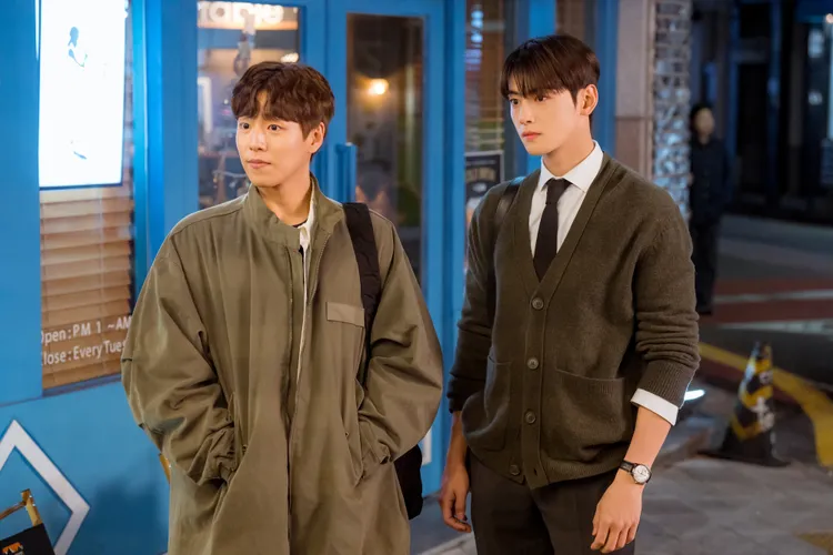 李玹雨（左）、車銀優戲裡扮老師，被誇學校顏值爆表。friDay影音提供