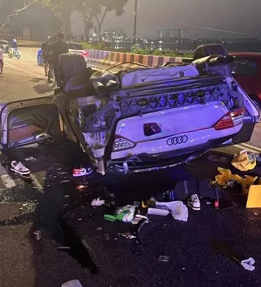 嫌犯的車子自撞翻覆。翻攝X@Malaysia Polcie Department