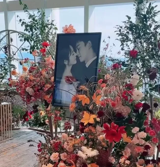 CHEN大手筆選在首爾SIGNIEL補辦婚禮，會場以大量花束佈置，所費不貲。翻攝X（Twitter）