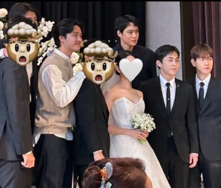 EXO隊友伯賢（右起）、XIUMIN、服役中的KAI、D.O.，及未入鏡的SUHO、燦烈、世勳都到場祝福。翻攝X（Twitter）