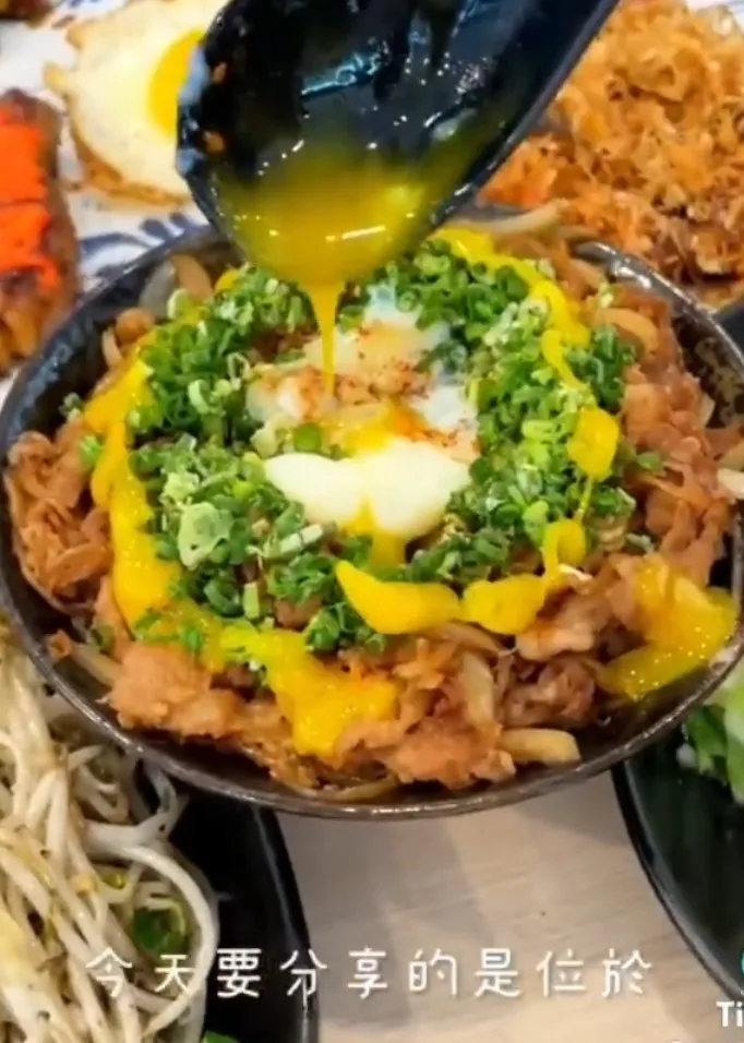 半熟溫泉蛋混合在鐵板牛肉丼飯，更加滑順爽口。TikTok@maysun_boy 提供