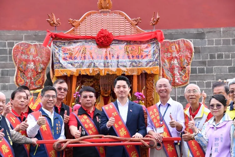 北市民政局長陳永德(右3)細說北台灣媽祖節歷史。北市府提供