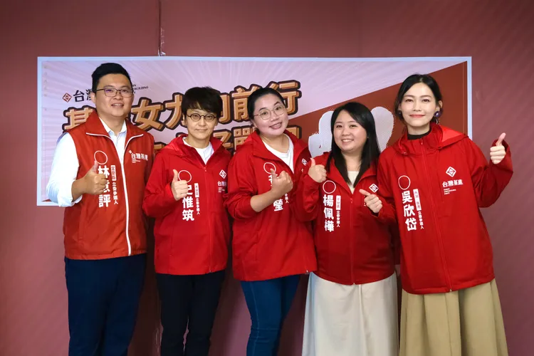 台灣基進台北市港湖立委參選人吳欣岱（右）、宜蘭縣立委參選人林意評（左）與不分區3人合影。台灣基進提供