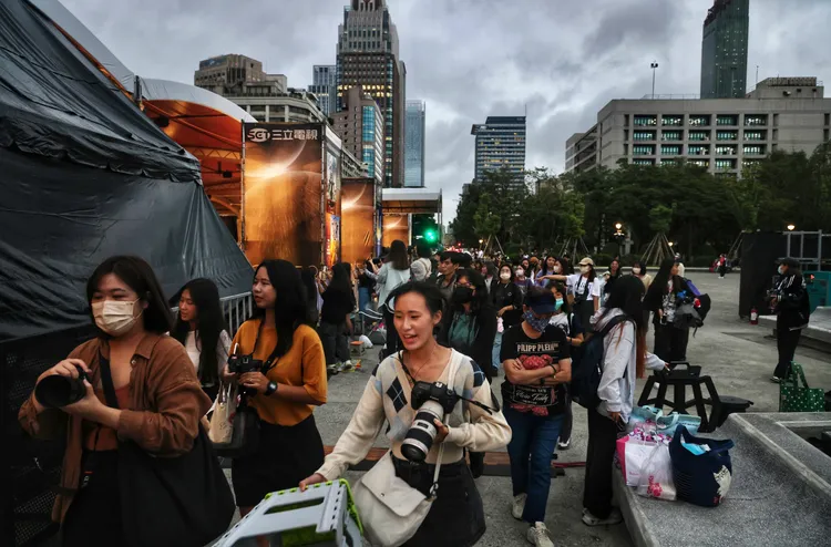 粉絲準備專業相機追星。林林攝