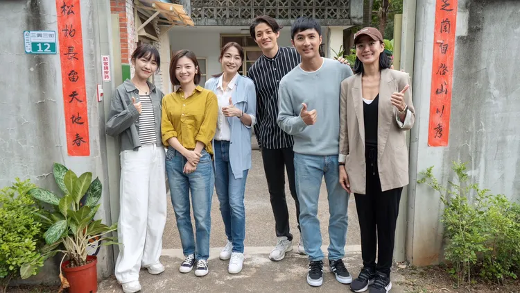 林玟誼（左起）、傅小芸、江祖平、寇家瑞、李運慶、洪小鈴出席開鏡。大愛提供