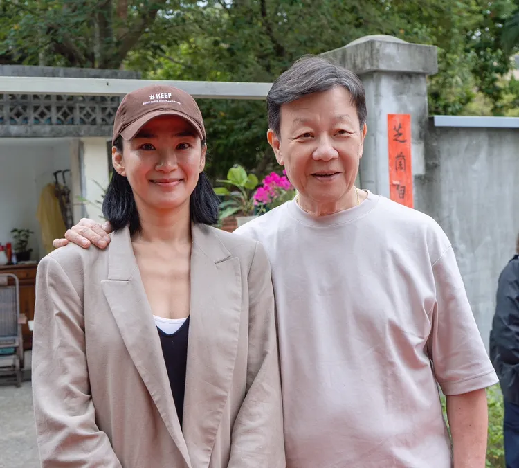 洪小鈴（左）飾演失智症患者掌握寇世勳傳授演技秘訣。大愛提供