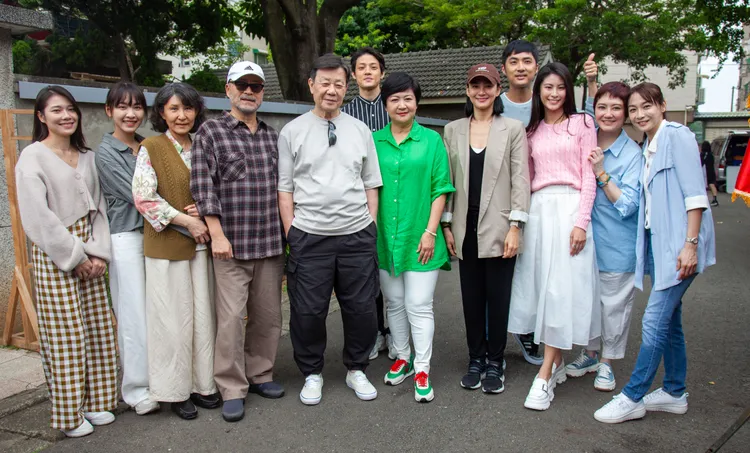 《你好，我是誰2》開鏡，梁湘華（左起）、林玟誼、趙心妍、班鐵翔、寇世勳、寇家瑞、崔佩儀。大愛提供