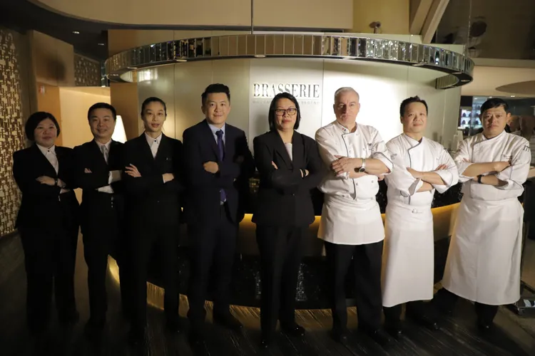 餐廳定時邀請國際名廚前來客座，讓同仁在第一線學習專業技藝。業者提供