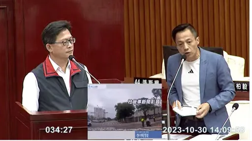 對總統車隊比中指遭警喝斥 警首長挨議員猛攻!「員警情緒比騎士還不穩」