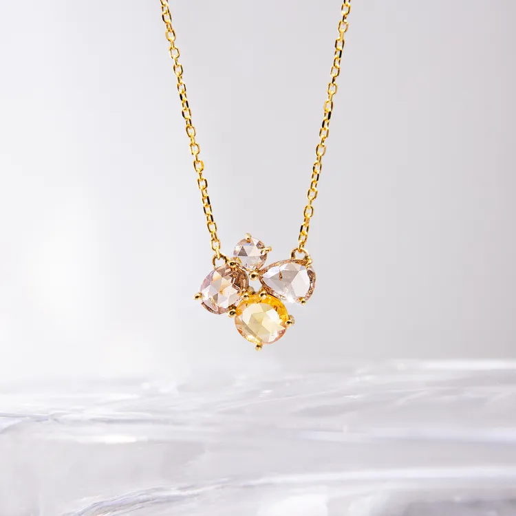 Luminesce 18K金黃蕾絲花咖鑽金項鍊，2萬1151元。品牌提供