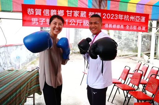 南投谷筱霜、甘家葳分獲亞運空手道金、銀牌　許淑華親送獎金祝賀
