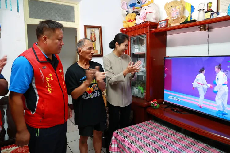 許淑華與谷筱霜的父親共同觀看她奪金過程。縣府提供