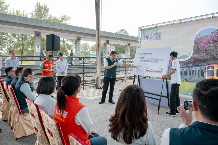 聽取台鐵局長杜微簡報。總統府提供