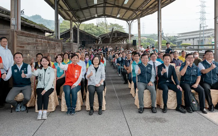 蔡英文視察集集支線及田中支線建設。總統府提供