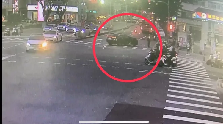 轎車違規迴轉。警方提供