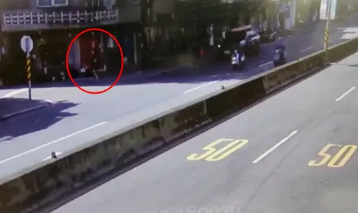 女友跑去前夫家取暖　他氣瘋持西瓜刀當街追砍2傷！嚇壞路人