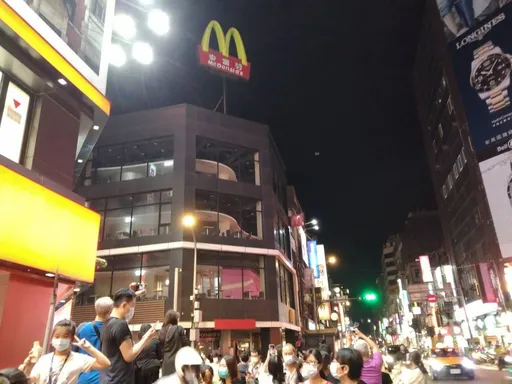基隆「大麥」舊址狂下磚塊雨　路人遇險瞬間曝！市府勒令停工開罰