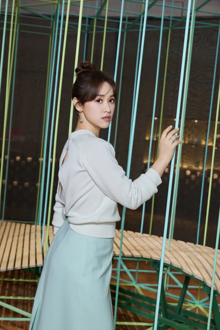 吳姍儒今日以優雅東方風格裝扮亮相。品牌提供