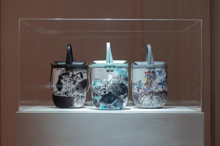 SHANG XIA上下X朱德群抽象水墨聯名系列，「攬月」手提包，每款全球限量10只。品牌提供