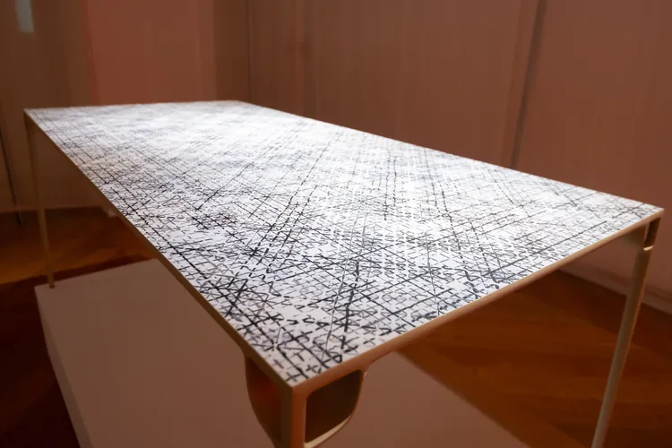SHANG XIA上下X藝術家丁乙合作款碳纖維桌，全球限量3件。品牌提供