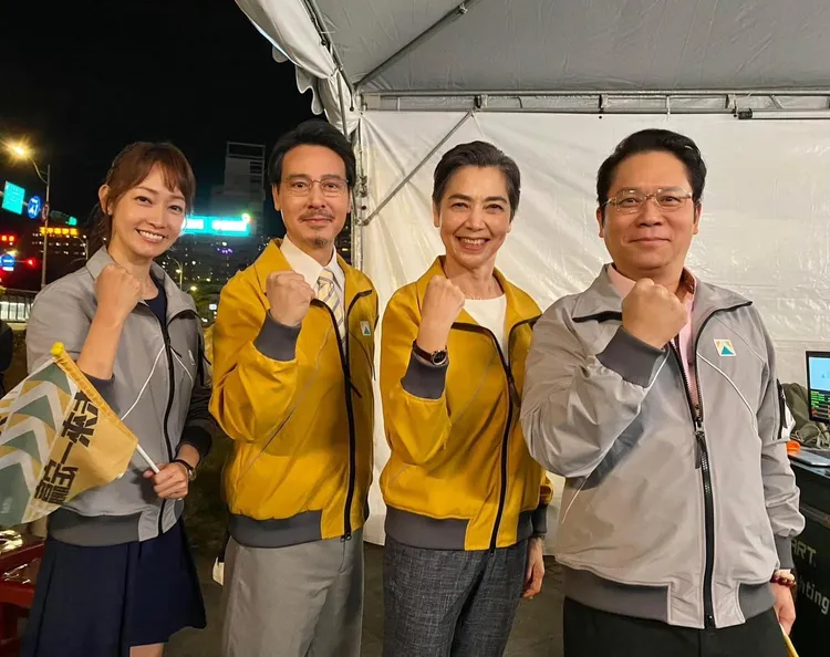 卜學亮（右起）和劇中總統候選人賴佩霞很少對戲，旁為尹昭德、潘慧如。翻攝卜學亮臉書