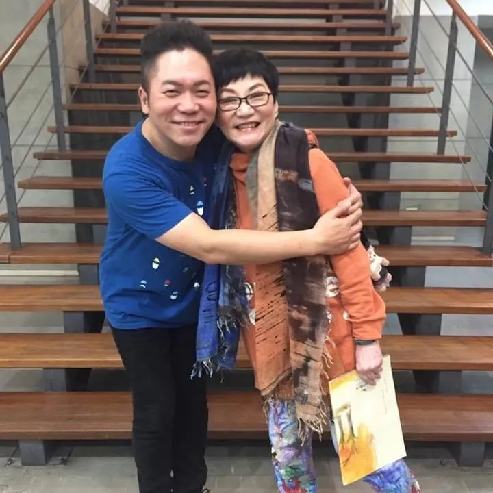 阿亮（左）與恩師張小燕。 翻攝卜學亮臉書